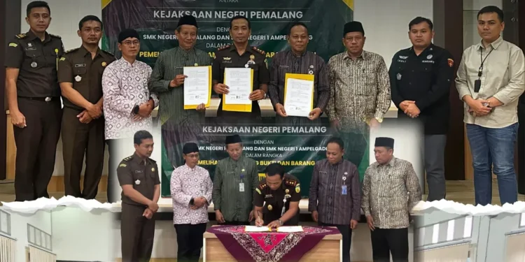 Penandatanganan Perjanjian Kerjasama dengan SMK Negeri 1 Pemalang dan SMK Negeri 1 Ampelgading