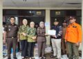 Pemberian Bantuan Sosial bencana tanah longsor dan banjir di Kecamatan Pulosari dan Moga