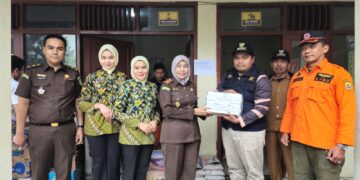 Pemberian Bantuan Sosial bencana tanah longsor dan banjir di Kecamatan Pulosari dan Moga
