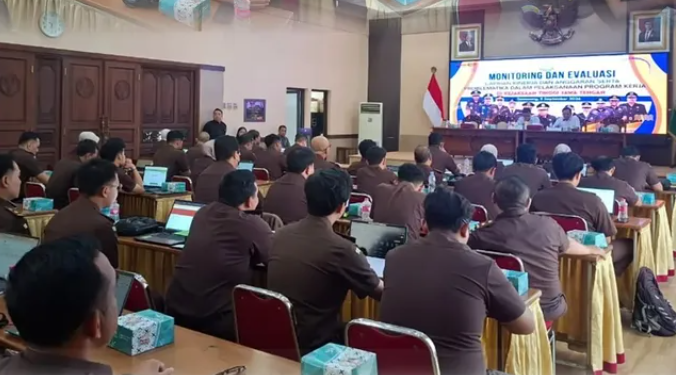 Monitoring dan evaluasi capaian kinerja dan anggaran serta problematika dalam pelaksanaan program kerja di Kejaksaan Tinggi Jawa Tengah